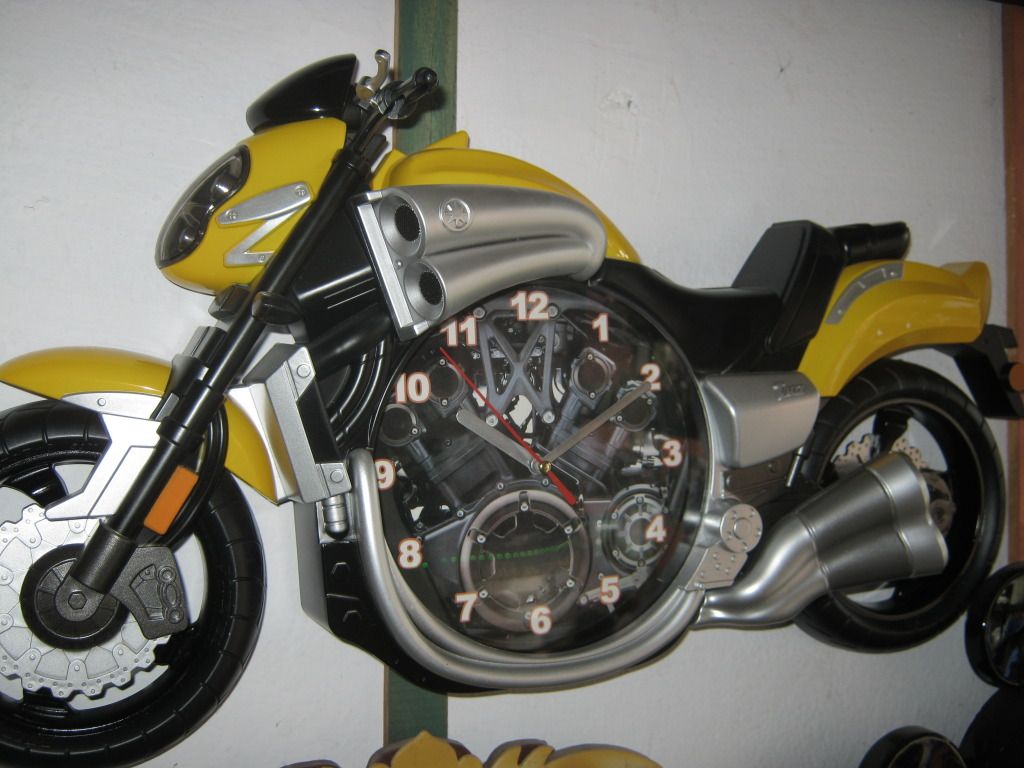 A ROYAL 23' INCH LONG YAMAHA VMAX BULLET BIKE WALL CLOCK A STYLISH DESIGN