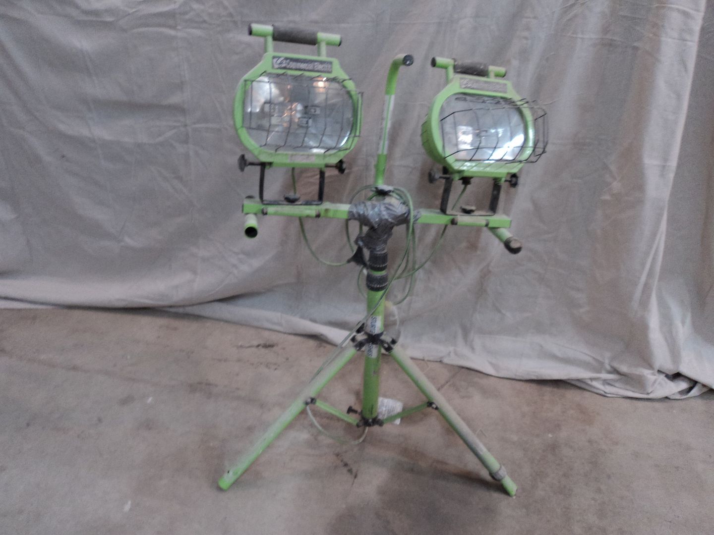 Commercial Electric Dual Head Halogen Light Stand Green 4 Bulbs 500W