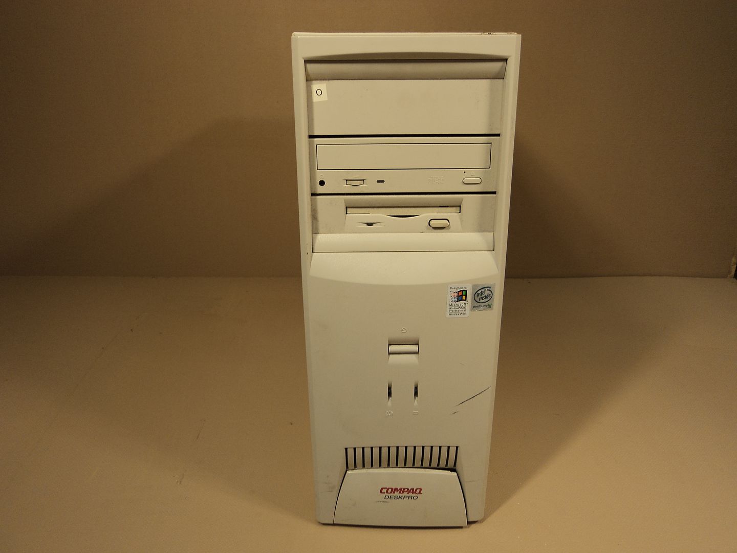 Compaq Desktop Computer CPU 733 MHz Pentium III 128 MB RAM 133 MHz Deskpro